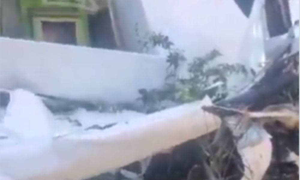 Avião cai em área residencial e piloto morre no Rio de Janeiro